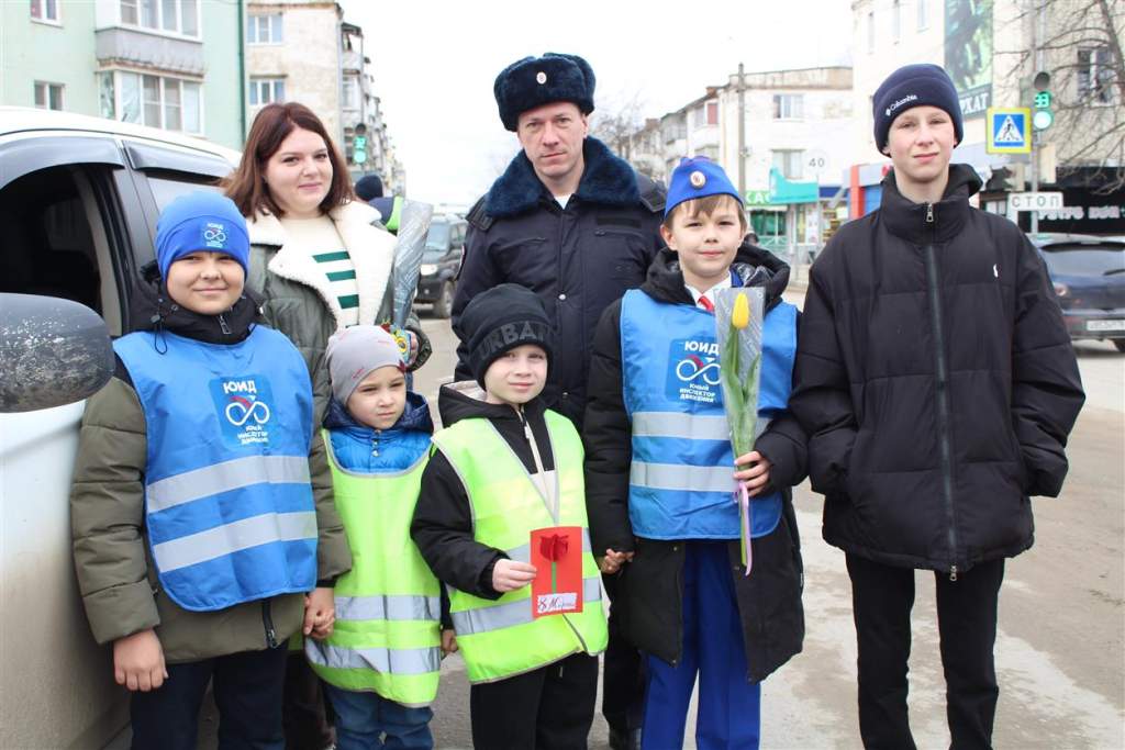 В Белой Калитве автоледи принимали поздравления в честь Международного женского дня