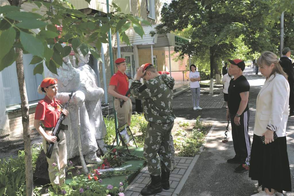 А на плечах у них зеленые погоны